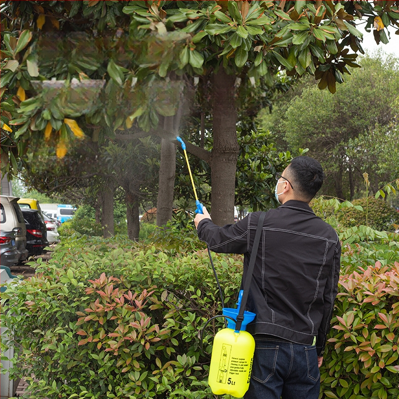 Lunong plastikust aiapihusti kastmiseks, taimekaitsevahendite manustamiseks ja desinfitseerimiseks