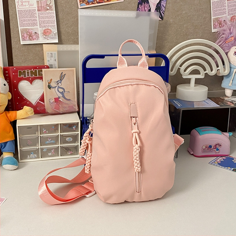 Városi stílusú, egyszerű nylon mellkas táska nagy kapacitással, cipzáras záródás, belső zsebek telefon és azonosító számára, béléssel – ideális szabadidős utazásokhoz