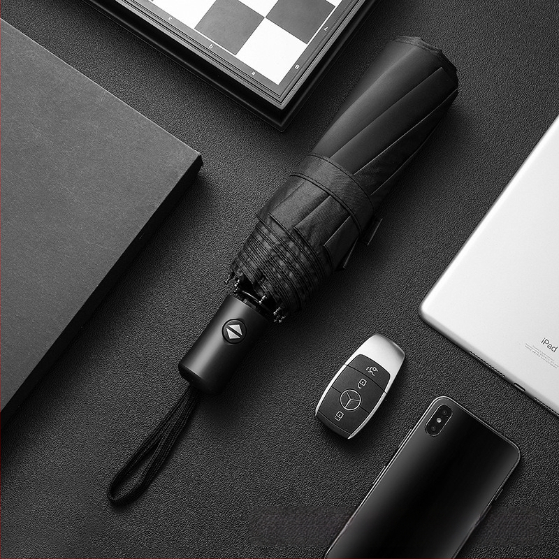 lietussargs ar 8 ribām, vēju izturīgs, trīsdaļīgs salocīts, pusautomātisks atvērums, automātisks aizvērums, 210T audums, logotipa personalizācija