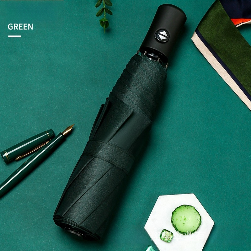 lietussargs ar 8 ribām, vēju izturīgs, trīsdaļīgs salocīts, pusautomātisks atvērums, automātisks aizvērums, 210T audums, logotipa personalizācija