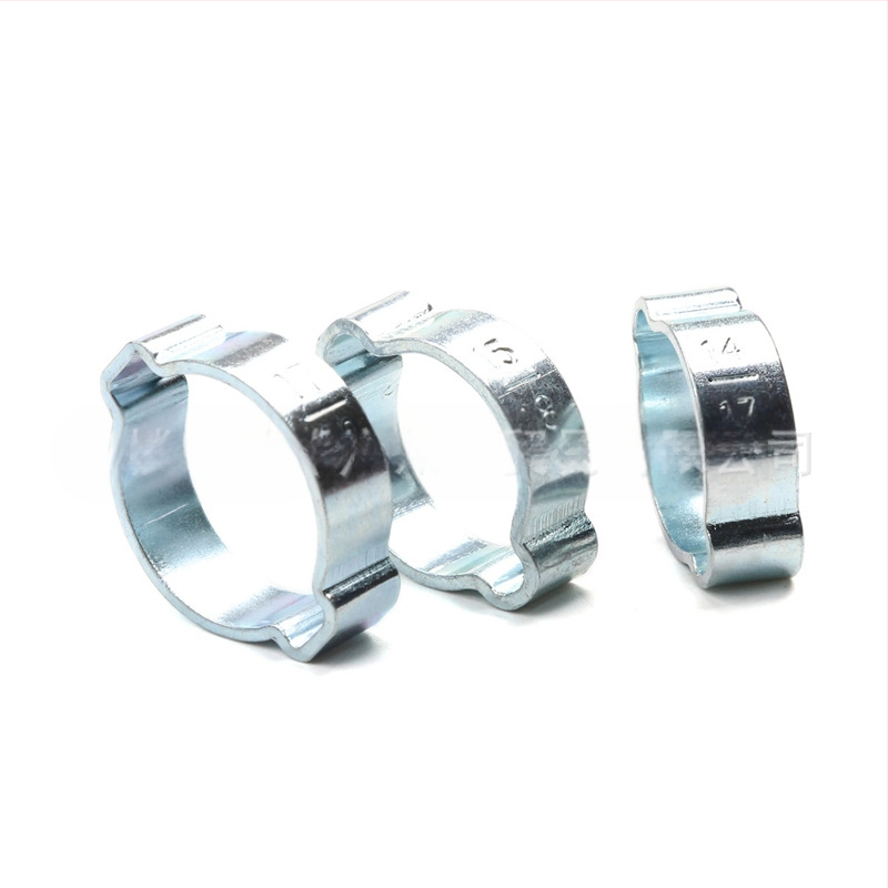 Clamă pentru țevi, cu urechi duble, galvanizată, pentru țevi de 5–20 mm, marcă SY