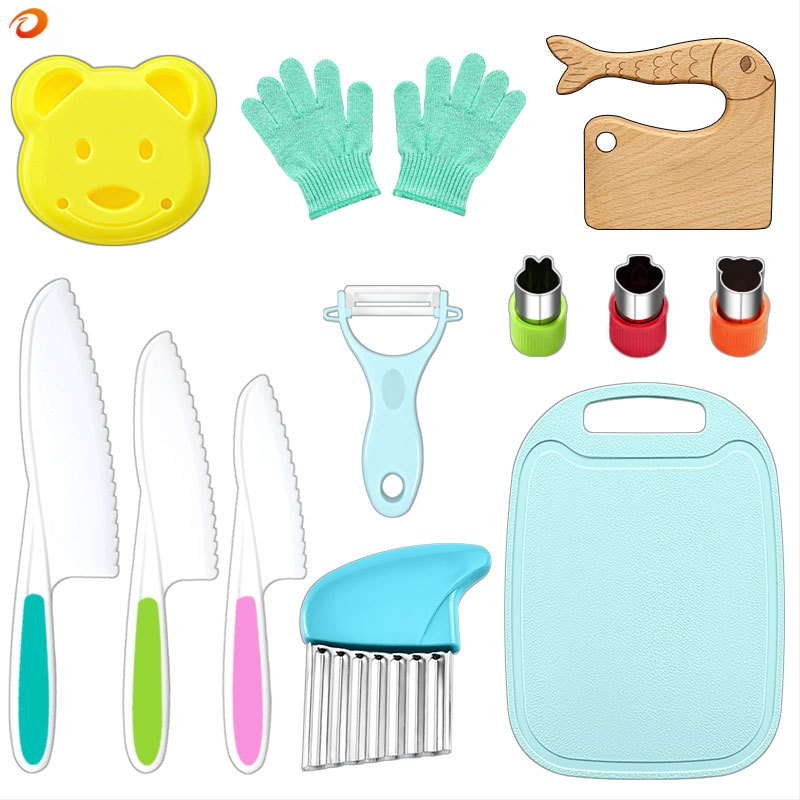 Детски пластмасов комплект ножове за плодове и зеленчуци с вълнообразна режеща част, обелка и форма за бисквитки — PP+TPR, режеща част 16.5 cm, обща дължина 27.5 cm, инжекционно формована