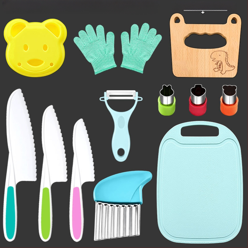 Детски пластмасов комплект ножове за плодове и зеленчуци с вълнообразна режеща част, обелка и форма за бисквитки — PP+TPR, режеща част 16.5 cm, обща дължина 27.5 cm, инжекционно формована