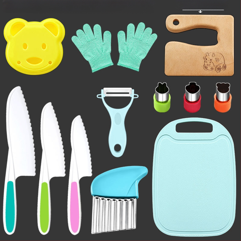 Детски пластмасов комплект ножове за плодове и зеленчуци с вълнообразна режеща част, обелка и форма за бисквитки — PP+TPR, режеща част 16.5 cm, обща дължина 27.5 cm, инжекционно формована