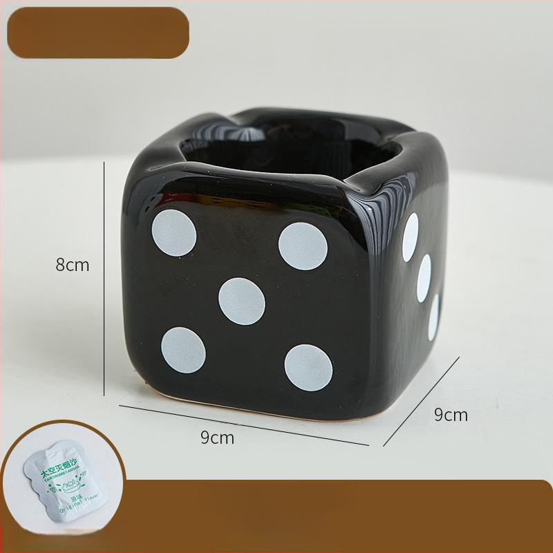 Keramička pepeljara s dizajnom inspiriranim kockicama, branda An old story, u stilu modernog minimalizma