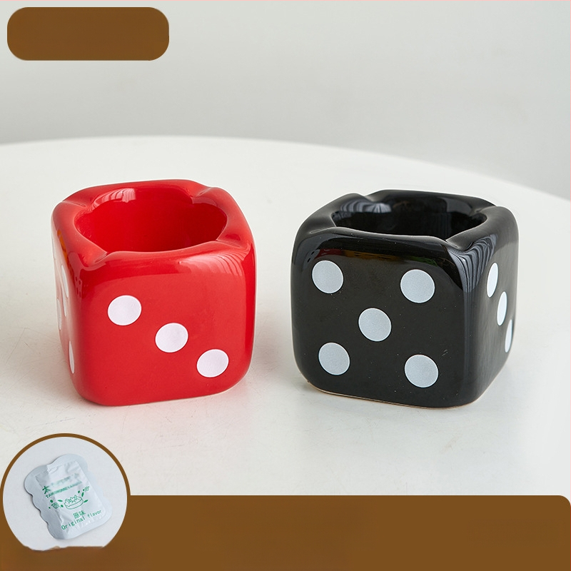 Keramička pepeljara s dizajnom inspiriranim kockicama, branda An old story, u stilu modernog minimalizma