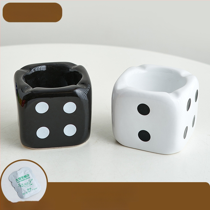 Keramička pepeljara s dizajnom inspiriranim kockicama, branda An old story, u stilu modernog minimalizma