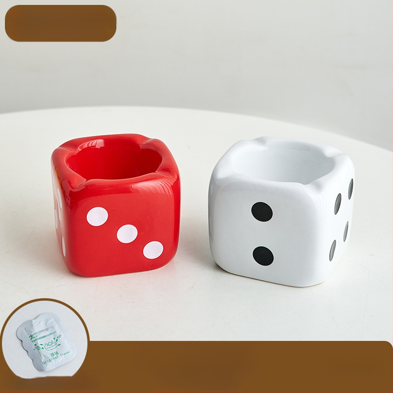 Keramička pepeljara s dizajnom inspiriranim kockicama, branda An old story, u stilu modernog minimalizma