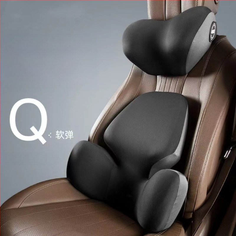 Automa galvas balsts un jostas atbalsta spilvens – pildījums no atmiņas putām, ārējais materiāls no sintētiskām šķiedrām, alfanumerisks raksts, visu sezonu