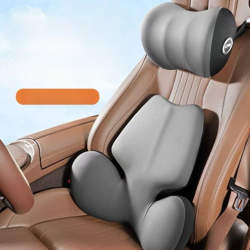 Automa galvas balsts un jostas atbalsta spilvens – pildījums no atmiņas putām, ārējais materiāls no sintētiskām šķiedrām, alfanumerisks raksts, visu sezonu