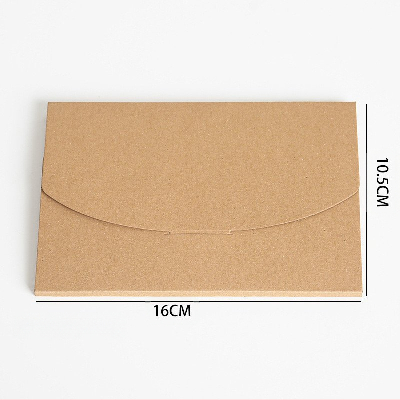 Kraftpapīra aploksnes stilā kartīšu kastīte, dāvanu iesaiņojumam, piemērota jauno māju uzsākšanai un Ziemassvētkiem