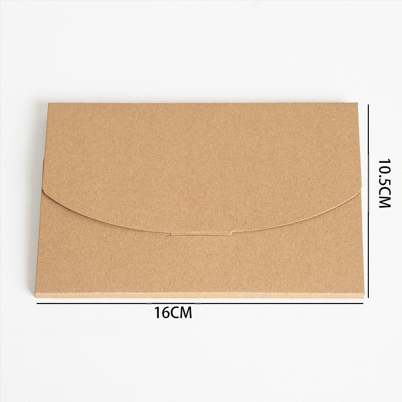 Kraftpapīra aploksnes stilā kartīšu kastīte, dāvanu iesaiņojumam, piemērota jauno māju uzsākšanai un Ziemassvētkiem