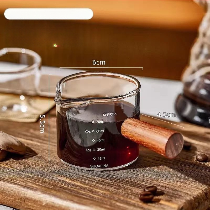 Stiklinė kavos taurelė su graduota espresso ekstrakcijos skale ir medine rankena, apsauga nuo nudegimų