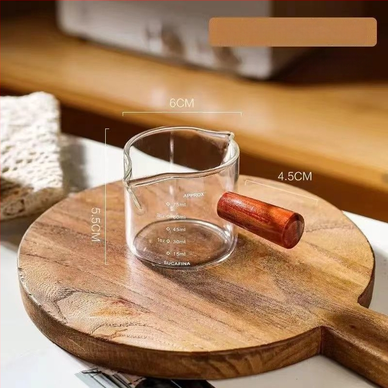 Stiklinė kavos taurelė su graduota espresso ekstrakcijos skale ir medine rankena, apsauga nuo nudegimų