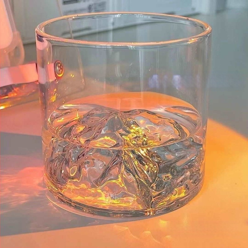 Termo atsparus stiklo puodelis japonų stiliuje su Fudžio motyvu ir ledinio rašto dizainu, apvalios formos