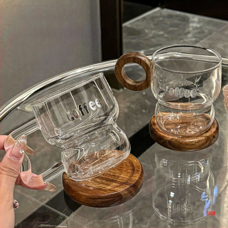 Kavos puodelis iš krištolo stiklo, modernus minimalistinis dizainas su rankena, netolygos formos, logotipo spauda įmanoma.