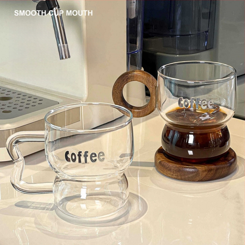 Kavos puodelis iš krištolo stiklo, modernus minimalistinis dizainas su rankena, netolygos formos, logotipo spauda įmanoma.