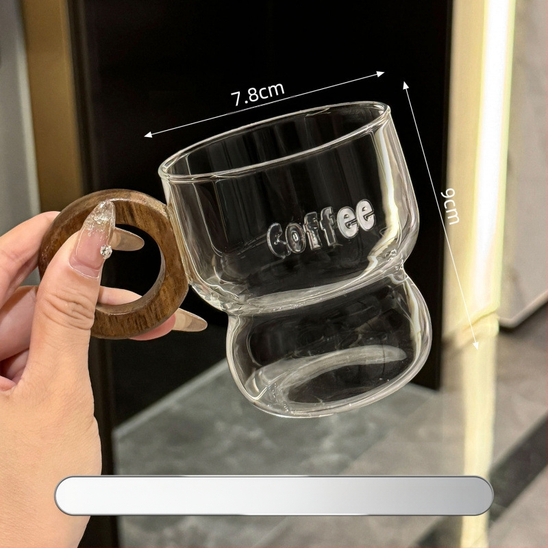 Kavos puodelis iš krištolo stiklo, modernus minimalistinis dizainas su rankena, netolygos formos, logotipo spauda įmanoma.