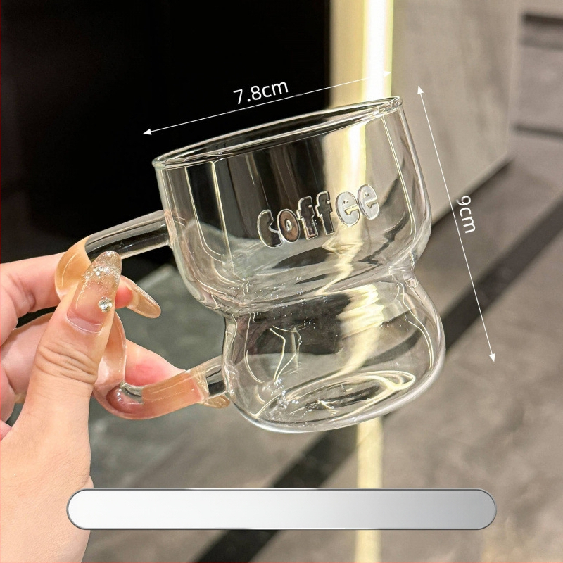 Kavos puodelis iš krištolo stiklo, modernus minimalistinis dizainas su rankena, netolygos formos, logotipo spauda įmanoma.