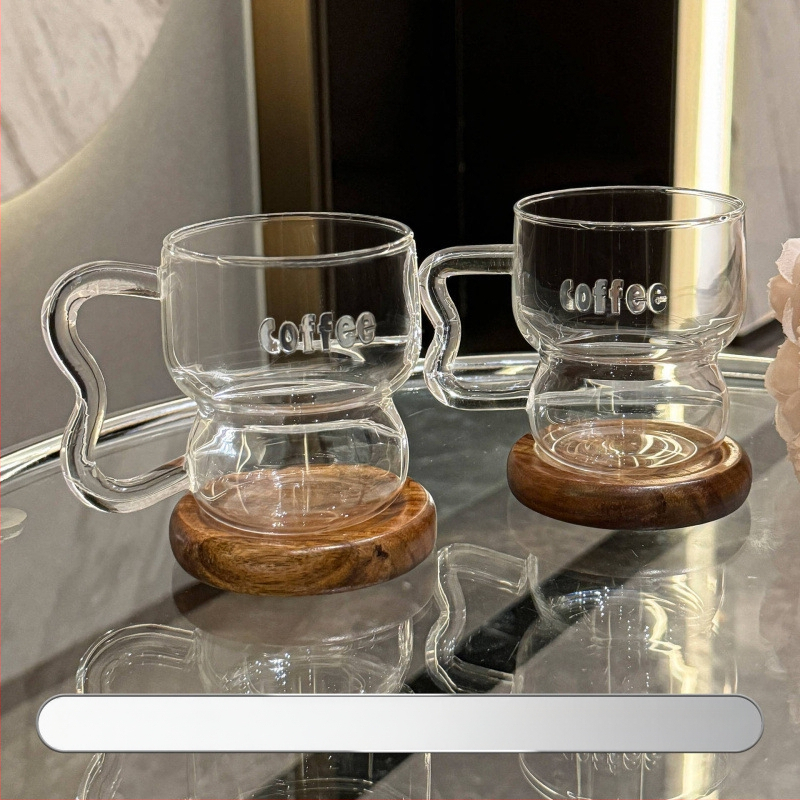 Kavos puodelis iš krištolo stiklo, modernus minimalistinis dizainas su rankena, netolygos formos, logotipo spauda įmanoma.