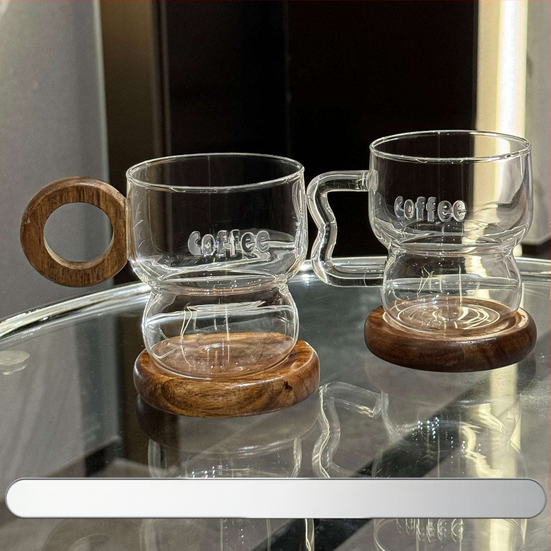 Kavos puodelis iš krištolo stiklo, modernus minimalistinis dizainas su rankena, netolygos formos, logotipo spauda įmanoma.