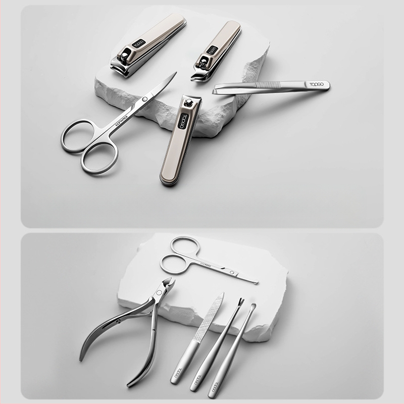 BTCLNTOS Υψηλής ποιότητας σετ εργαλείων νυχιών με θήκη, φορητό οικιακό στυλ; Περιλαμβάνει κόπτη νυχιών και πένσα; Υλικά: ανοξείδωτο ατσάλι, χάλυβας άνθρακα, κράμα ψευδάργύρου-αλουμινίου; Εκτύπωση λογοτύπου