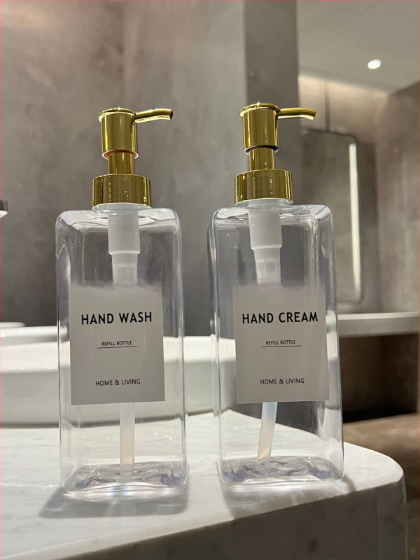 Szögletes pumpás műanyag üveg szállodai felhasználásra – kondicionáló, lotion, masszázsolaj (Eredet: Shaoxing, Zhejiang; Anyag: PET; Gyártási technológia: Blow molding; Csomagolás: Kozmetikai csomagolás)