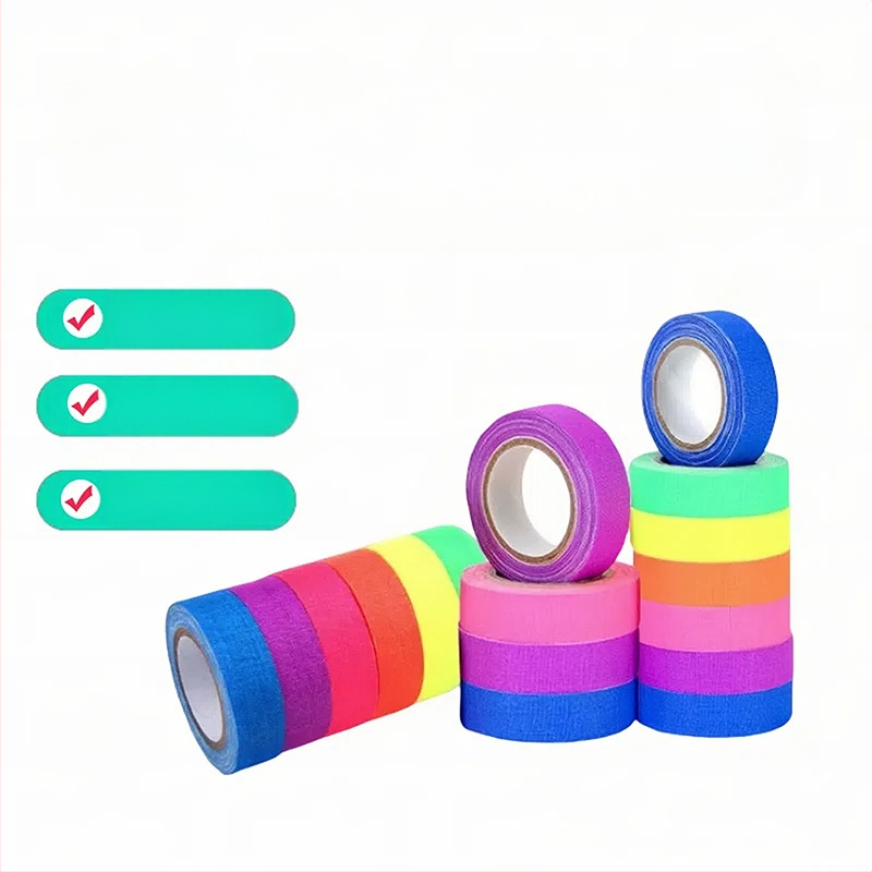 Bandă UV fluorescente din pânză – bază de pânză, grosime 0,28 mm, adeziv pe bază de cauciuc, rezistență la temperatură pe termen lung 60°C, bună rupere