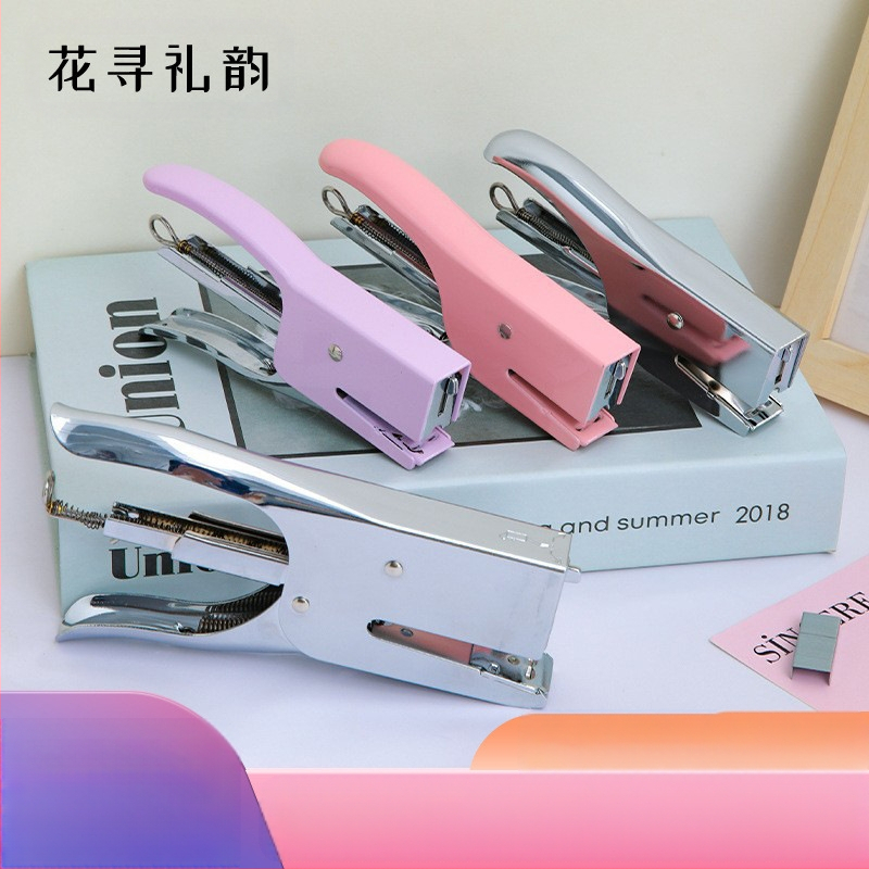 Rankinis stapleris gėlių įpakavimui, metalinis korpusas, sidabro spalvos apdaila, įtraukti No. 24 spaustukai ir universaliniai spaustukai, tolerancija 1–2 cm