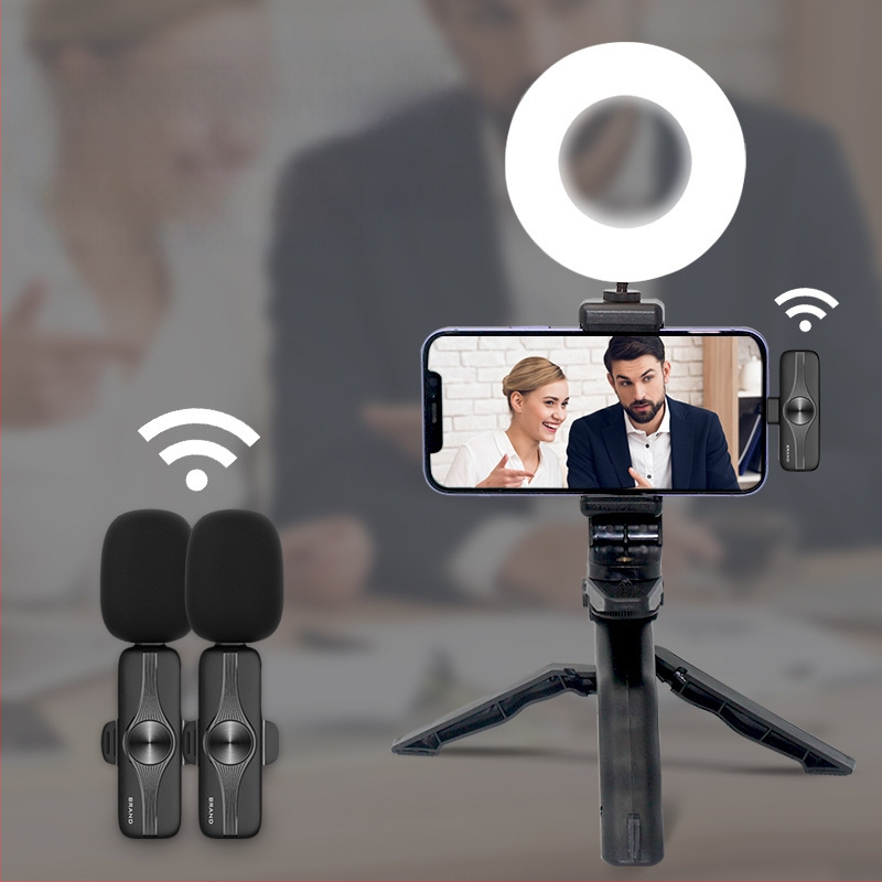 Microfon lavalier cablat pentru difuzare live, cu baterie încorporată de 300–500 mAh, răspuns în frecvențe 100 Hz–20 kHz, SNR ≥75 dB, intrare 5V