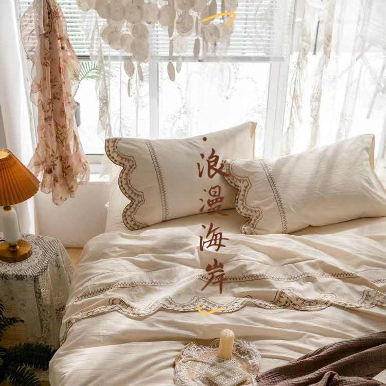 Četrdaļīgs gultas veļas komplekts no 100% kokvilnas ar izšuvumiem