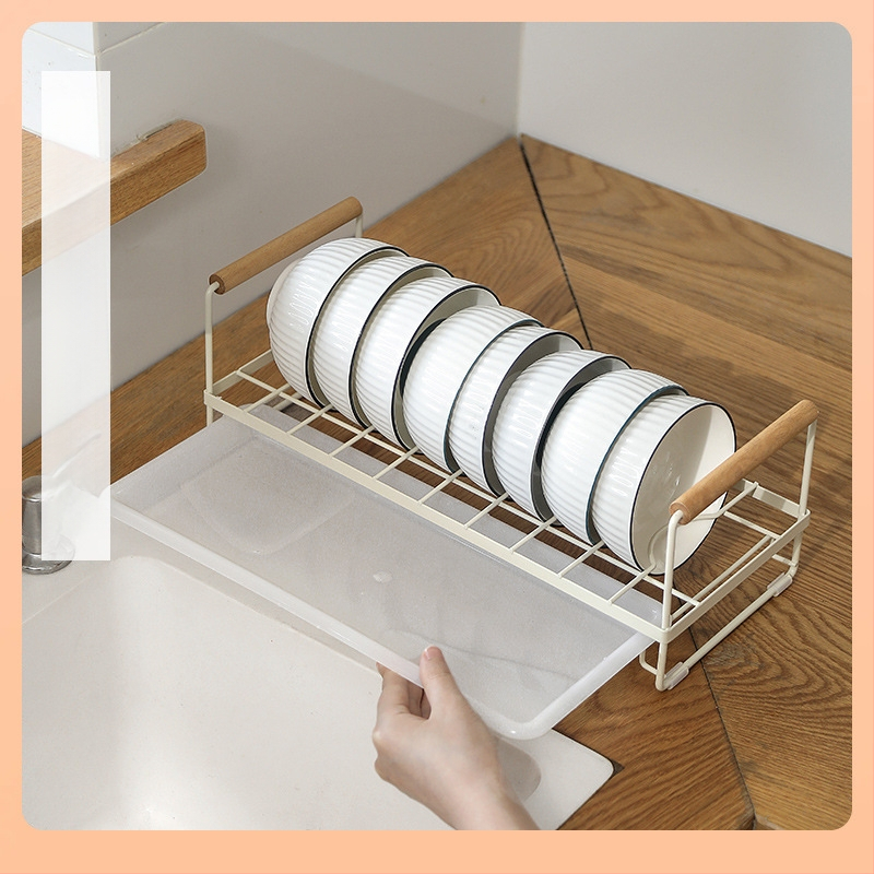 Notekšanas trauku statīvs – mūsdienīgs vienkāršs stils; materiāls: dzelzs māksla + PP; uzstādīšana bez urbšanas caurumiem; virtuves virsma traukiem; izlaiž 2023