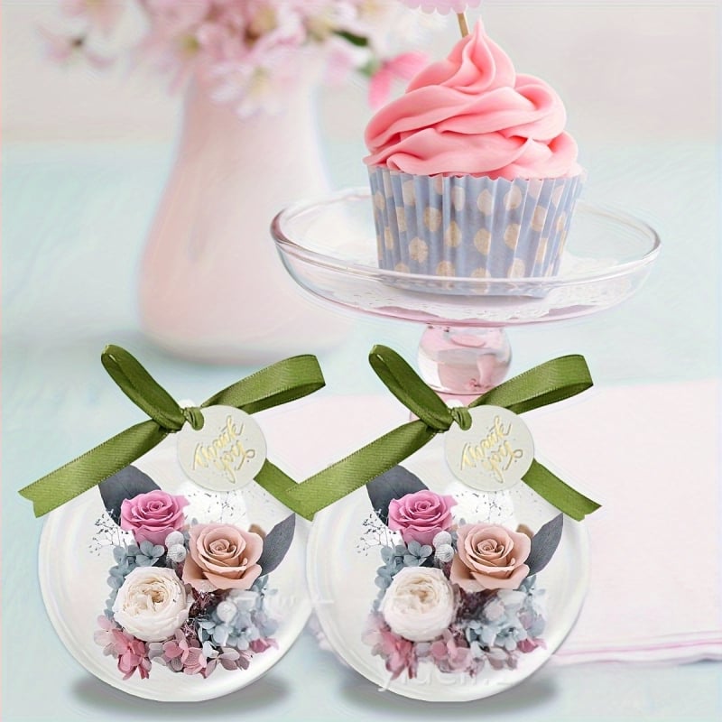 Kerek áttetsző műanyag ajándékdoboz köszönő címkékkel és szalagokkal