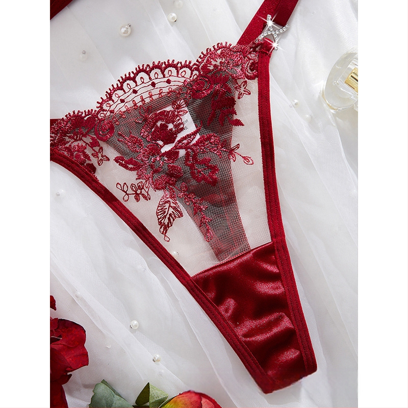 Krūštura komplekts ar 3/4 kausu, fiksētas dubultās siksnas, aizmugurē triju rindu āķu aizdare, elpojošs poliestera audums 95–100%