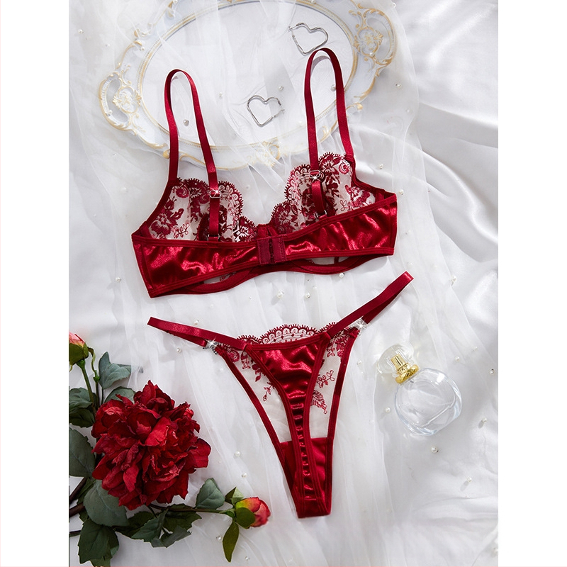 Krūštura komplekts ar 3/4 kausu, fiksētas dubultās siksnas, aizmugurē triju rindu āķu aizdare, elpojošs poliestera audums 95–100%