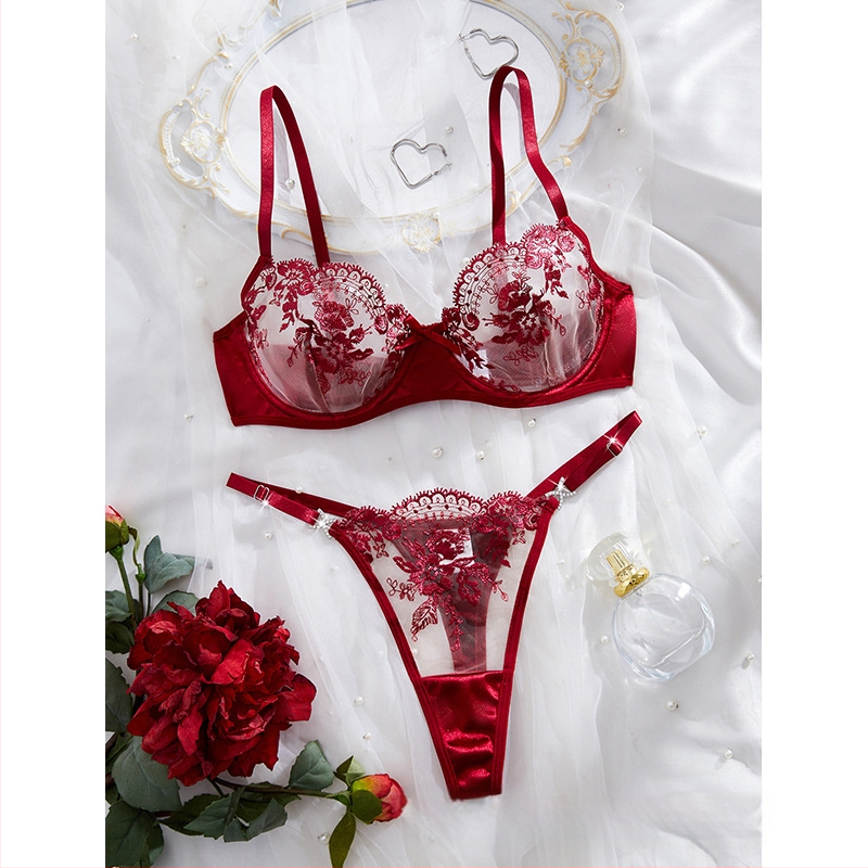 Krūštura komplekts ar 3/4 kausu, fiksētas dubultās siksnas, aizmugurē triju rindu āķu aizdare, elpojošs poliestera audums 95–100%