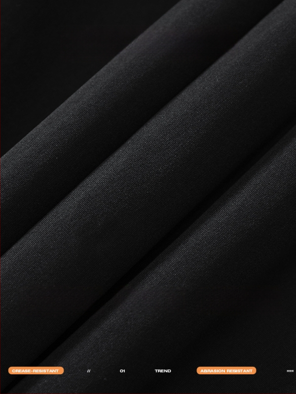 Palton cu glugă, lungime 80–100 cm, croială lejeră, exterior 100% poliester, căptușă 100% poliester