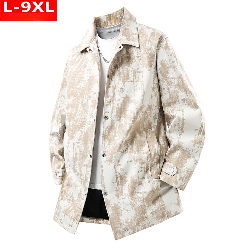 Palton camuflat, croială lejeră, lungime medie 65–80 cm, guler turn-down, închidere cu nasturi la față, material poliester, căptușeală poliester, stil Hong Kong