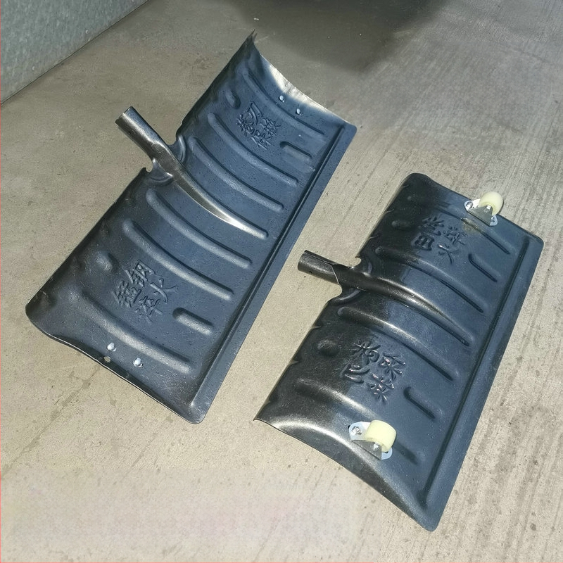 Φτυάρι χιονιού με κεφαλή από χάλυβα μέσης περιεκτικότητας σε άνθρακα και ξύλινη λαβή, βάρος 1,2 kg, πάχος κεφαλής 1,3 mm