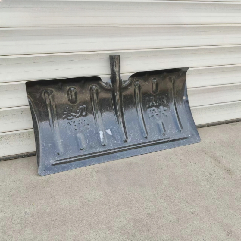 Φτυάρι χιονιού με κεφαλή από χάλυβα μέσης περιεκτικότητας σε άνθρακα και ξύλινη λαβή, βάρος 1,2 kg, πάχος κεφαλής 1,3 mm