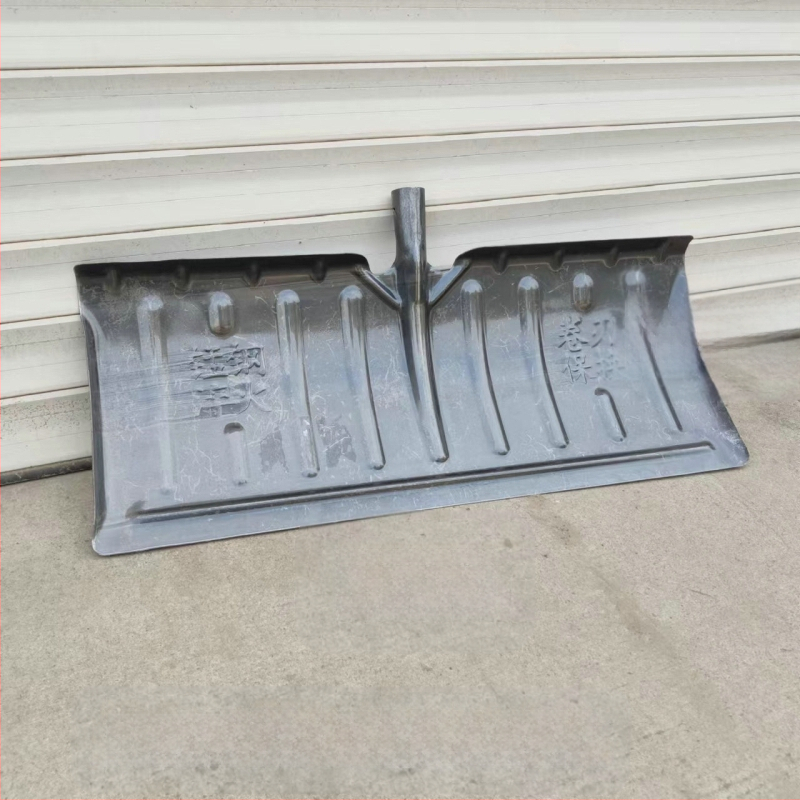 Φτυάρι χιονιού με κεφαλή από χάλυβα μέσης περιεκτικότητας σε άνθρακα και ξύλινη λαβή, βάρος 1,2 kg, πάχος κεφαλής 1,3 mm