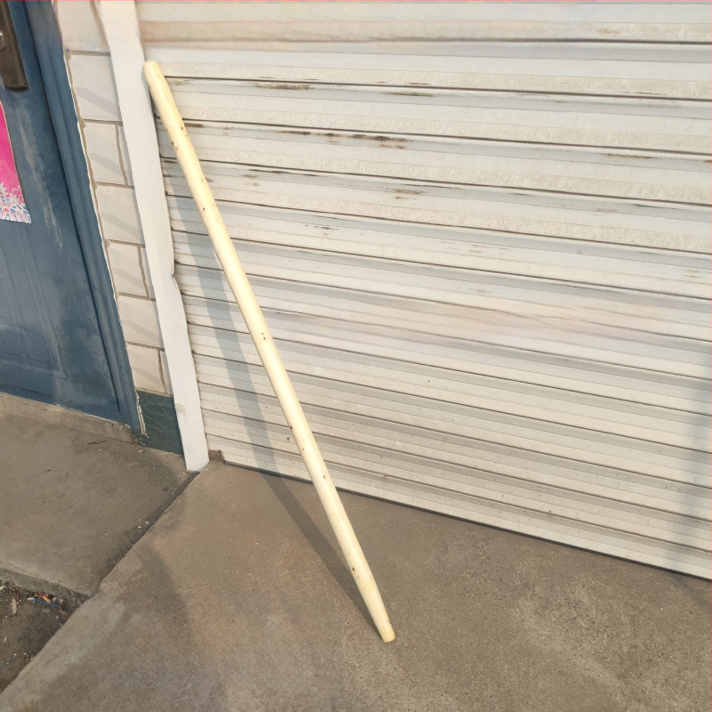 Φτυάρι χιονιού με κεφαλή από χάλυβα μέσης περιεκτικότητας σε άνθρακα και ξύλινη λαβή, βάρος 1,2 kg, πάχος κεφαλής 1,3 mm