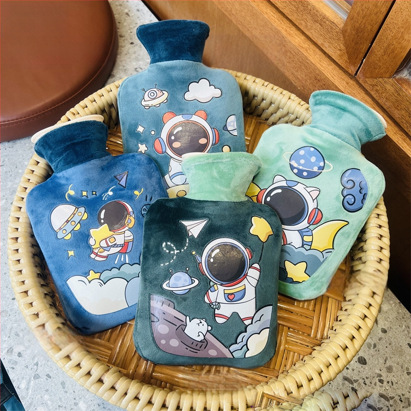 Μπουκάλι ζεστού νερού από βελούδινο ύφασμα, χαριτωμένος σχεδιασμός; PVC υψηλής πυκνότητας; θέρμανση με γέμισμα νερού; πολυλειτουργική χρήση για χέρια, πόδια, μέση, κοιλιά, κεφάλι και πλάτη; θερμό και κρύο διπλής χρήσης.