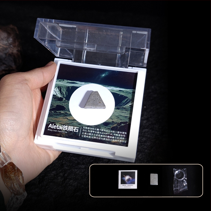 Μενταγιόν Campo από ολιβινωμένο μετεωρίτη, γεωμετρικός σχεδιασμός, δείγμα δώρου