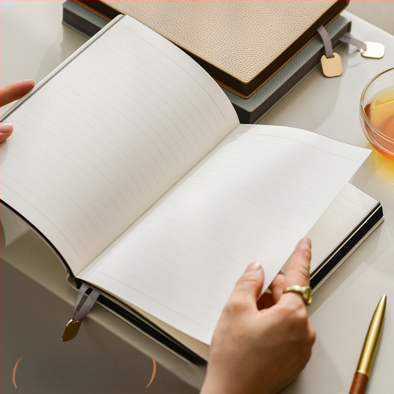 Λιτό επιχειρηματικό σημειωματάριο με κάλυμμα PU από μαλακό δέρμα, γραμμικό δέσιμο, χαρτί 100 g, περισσότερες από 200 σελίδες, επιλογή εκτύπωσης λογότυπου.