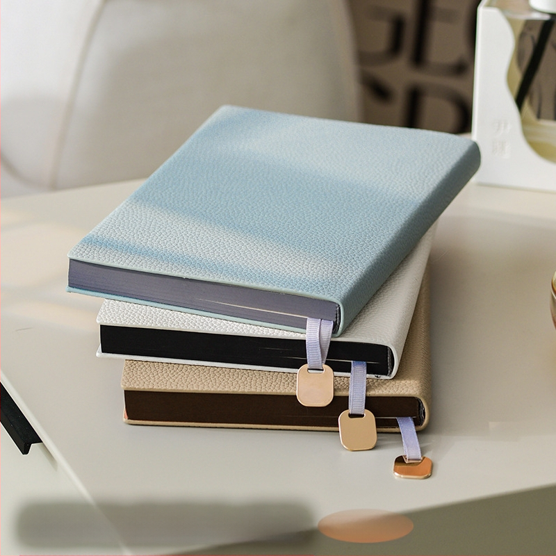 Λιτό επιχειρηματικό σημειωματάριο με κάλυμμα PU από μαλακό δέρμα, γραμμικό δέσιμο, χαρτί 100 g, περισσότερες από 200 σελίδες, επιλογή εκτύπωσης λογότυπου.