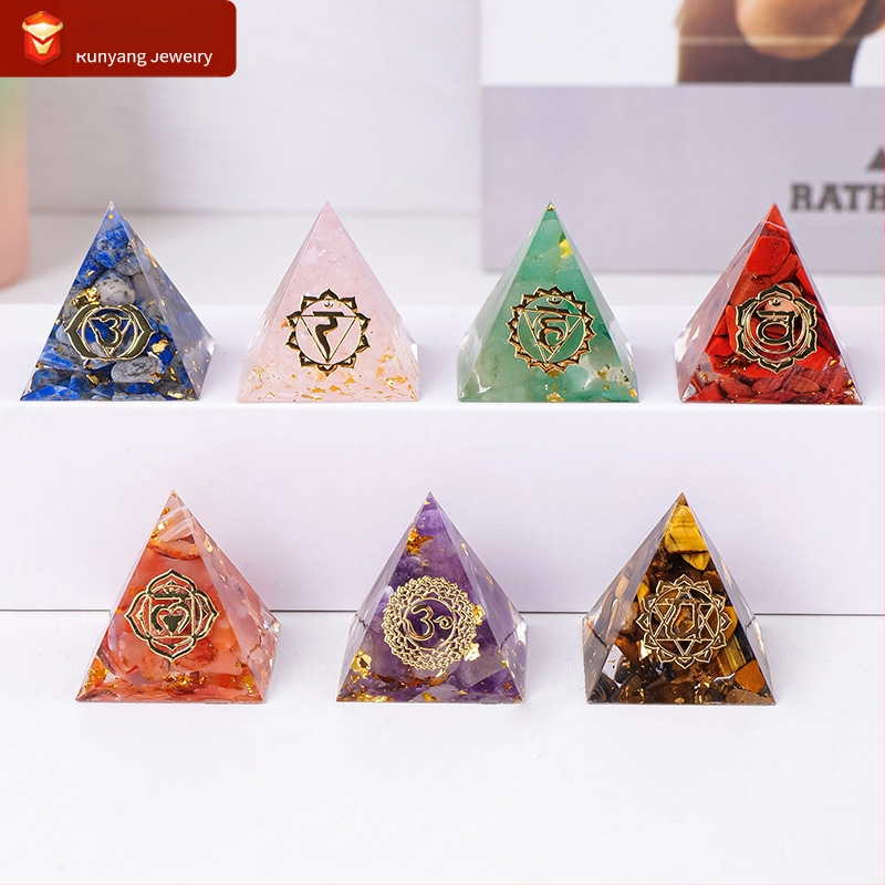 Πύργος ενέργειας από κρύσταλλο — γεωμετρικό σχήμα, μοντέρνος μινιμαλιστικός σχεδιασμός, συσκευασία σε κουτί δώρου, έτοιμο για δώρο