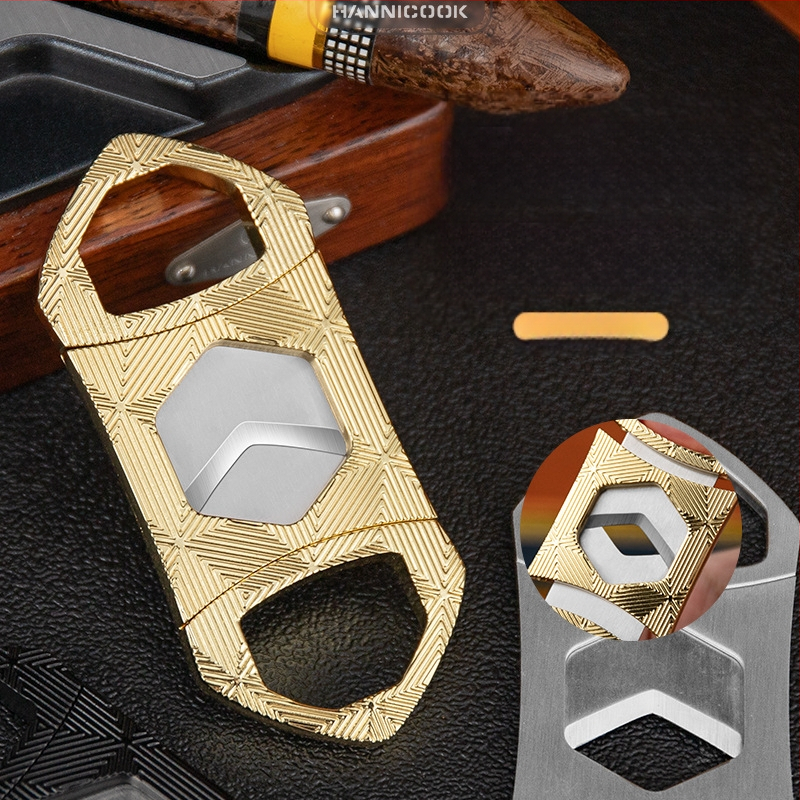 Κοπτήρας πούρων με διπλό κόφτη, εξάγωνη λεπίδα, φορητός μεταλλικός σχεδιασμός (Υλικό: Μέταλλο; Λεπίδα: Κράμα Ψευδαργύρου + Ανοξείδωτο Ατσάλι; Επιφάνεια: Ηλεκτροπλακίωση; Χειροκίνητο: Ναι)