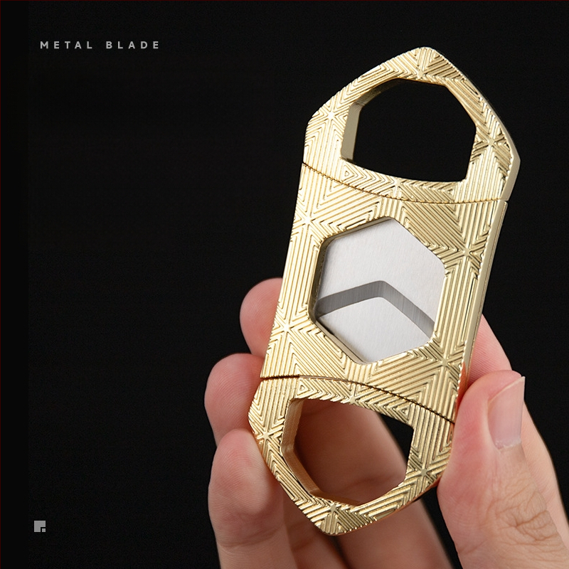 Κοπτήρας πούρων με διπλό κόφτη, εξάγωνη λεπίδα, φορητός μεταλλικός σχεδιασμός (Υλικό: Μέταλλο; Λεπίδα: Κράμα Ψευδαργύρου + Ανοξείδωτο Ατσάλι; Επιφάνεια: Ηλεκτροπλακίωση; Χειροκίνητο: Ναι)