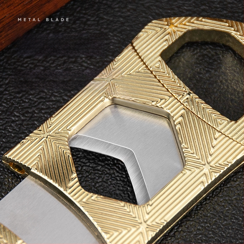 Κοπτήρας πούρων με διπλό κόφτη, εξάγωνη λεπίδα, φορητός μεταλλικός σχεδιασμός (Υλικό: Μέταλλο; Λεπίδα: Κράμα Ψευδαργύρου + Ανοξείδωτο Ατσάλι; Επιφάνεια: Ηλεκτροπλακίωση; Χειροκίνητο: Ναι)